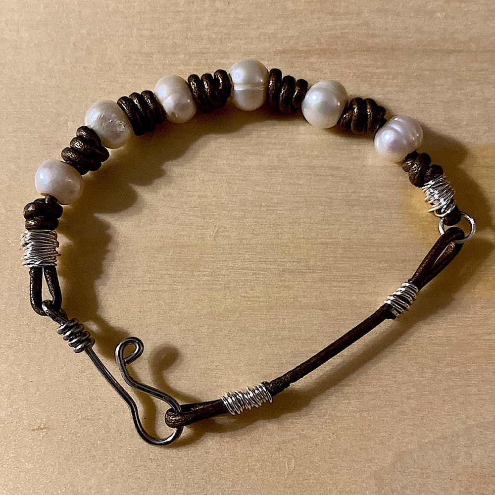 Pearl and med brown leather bracelet - Handmade